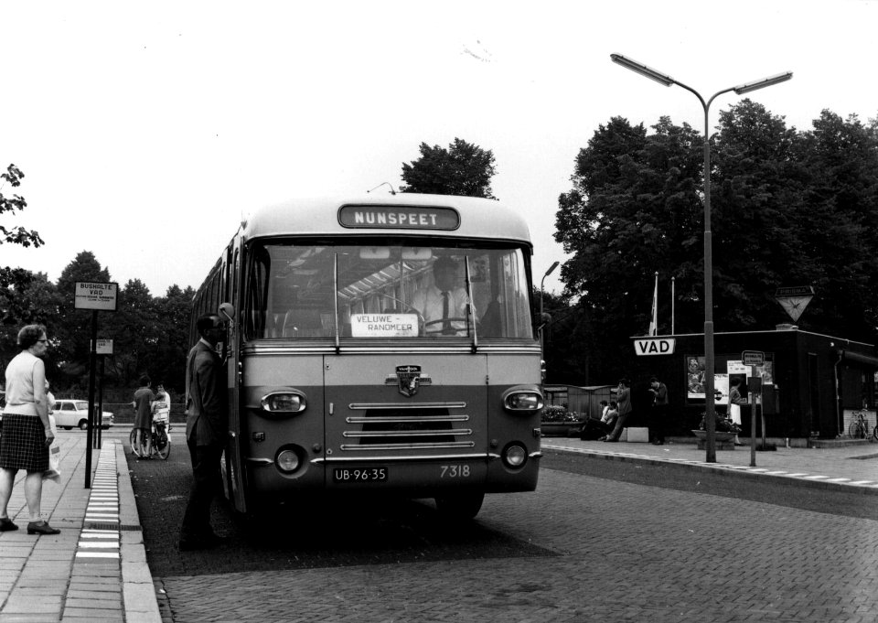 HUA-154203-Afbeelding van de Leyland-Van Hool autobus nr. 7318 van de V.A.D. als lijndienst Nunspeet-Veluwe Randmeer op het Stationsplein te Nunspeet