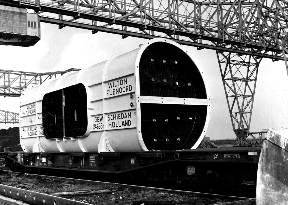 HUA-154104-Afbeelding van het vervoer van een condensator op een Zwitserse kuilwagen bij het N.S.-station Vlaardingen Oost te Vlaardingen