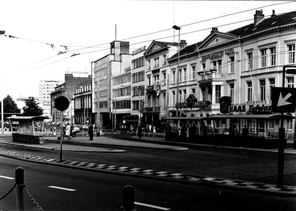 HUA-154197-Gezicht op het Willemsplein te Arnhem met bushaltes van het G.V.A