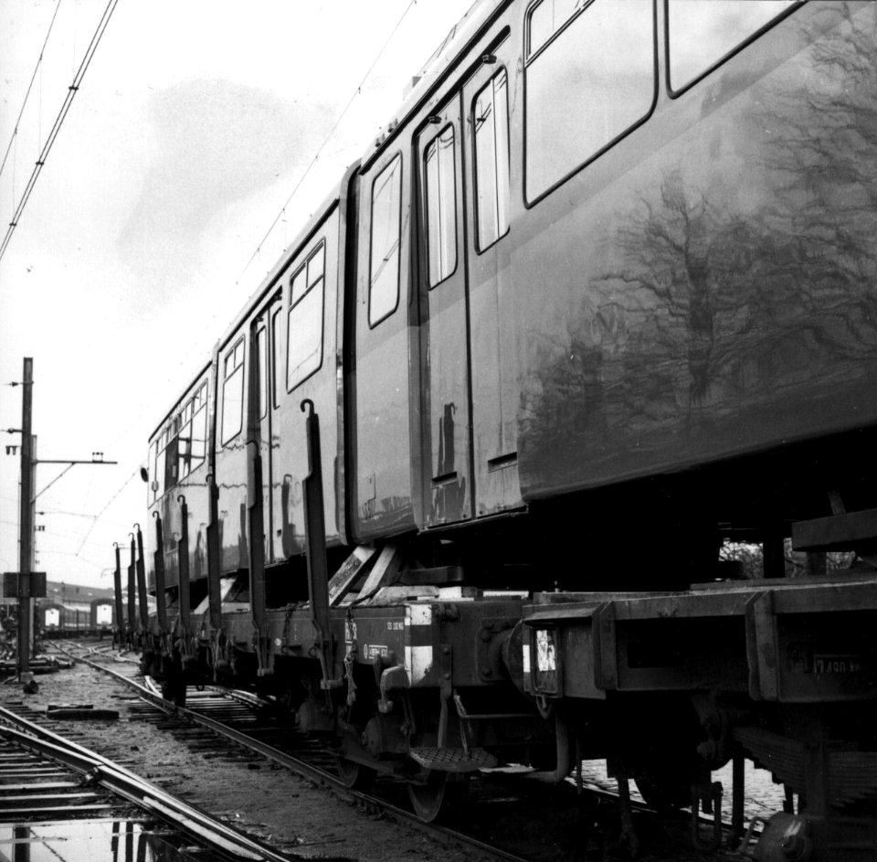 HUA-154102-Afbeelding van het vervoer van een tram voor de RET te Rotterdam op rongenwagens van de NS bij Werkspoor te Utrecht