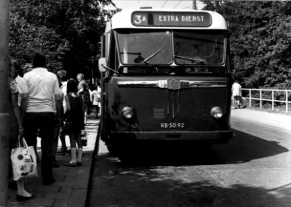 HUA-154194-Afbeelding van een BUT Verheul trolleybus van het GVA bij de halte Alteveer te Arnhem