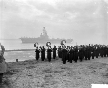 Hr Ms vliegkampschip Karel Doorman arriveert te Hoek van Holland De Marini…, Bestanddeelnr 911-8947