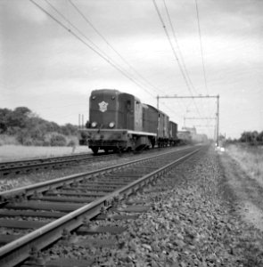 HUA-154301-Afbeelding van de diesel-electrische locomotief nr. 2441 (serie 2400-2500) van de N.S. met een goederentrein te Lunetten bij Utrecht