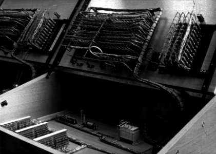 HUA-154356-Afbeelding van de bedrading van een nieuwe telefooncentrale in een gebouw van de N.S. te Utrecht