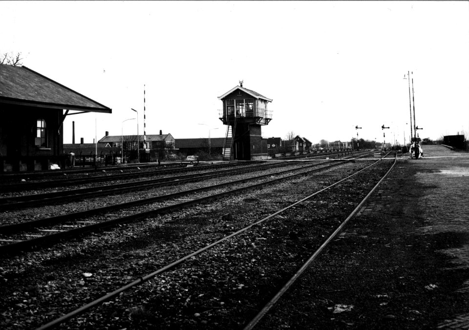 HUA-154727-Gezicht op het seinhuis Post T bij het NS station Hoogezand Sappemeer te Hoogezand Links een deel van de goederenloods