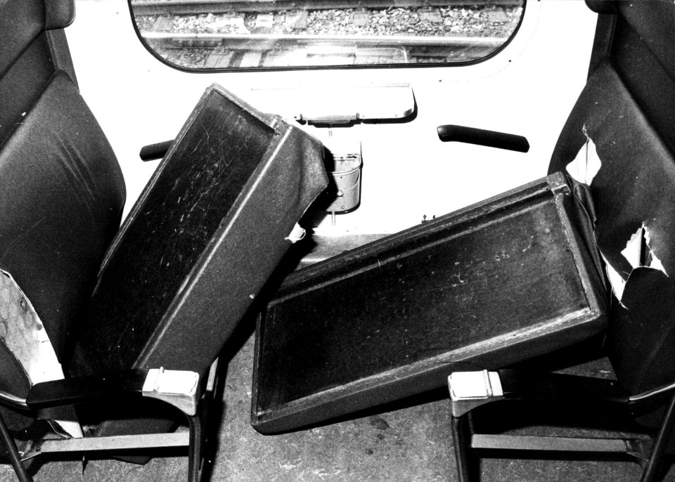 HUA-156021-Interieur van een door vandalisme vernield treinstel van de N.S