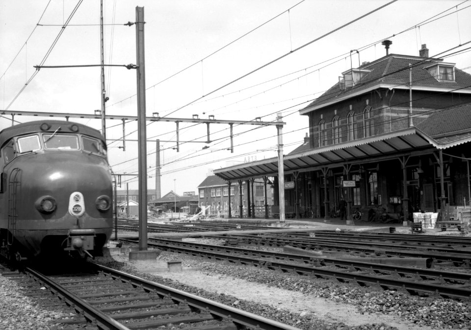 HUA-154570-Gezicht op de perronzijde van het N.S.-station Almelo te Almelo kort voor de afbraak. Links het electrische treinstel nr. 328 (mat. 1954, plan F) van de N.S