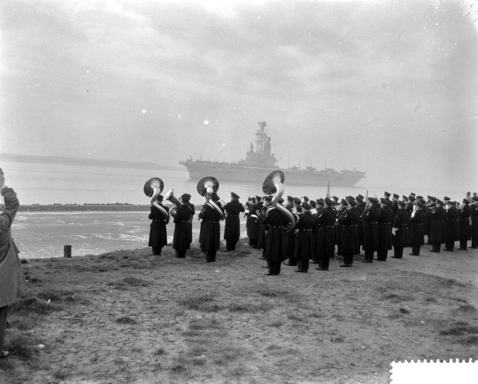 Hr Ms vliegkampschip Karel Doorman arriveert te Hoek van Holland De Marini…, Bestanddeelnr 911-8945