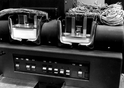 HUA-154346-Afbeelding van een kaartlezer en een kaartponser, gekoppeld aan een computer Bull in het Hoofdgebouw (HGB) van de N.S. te Utrecht