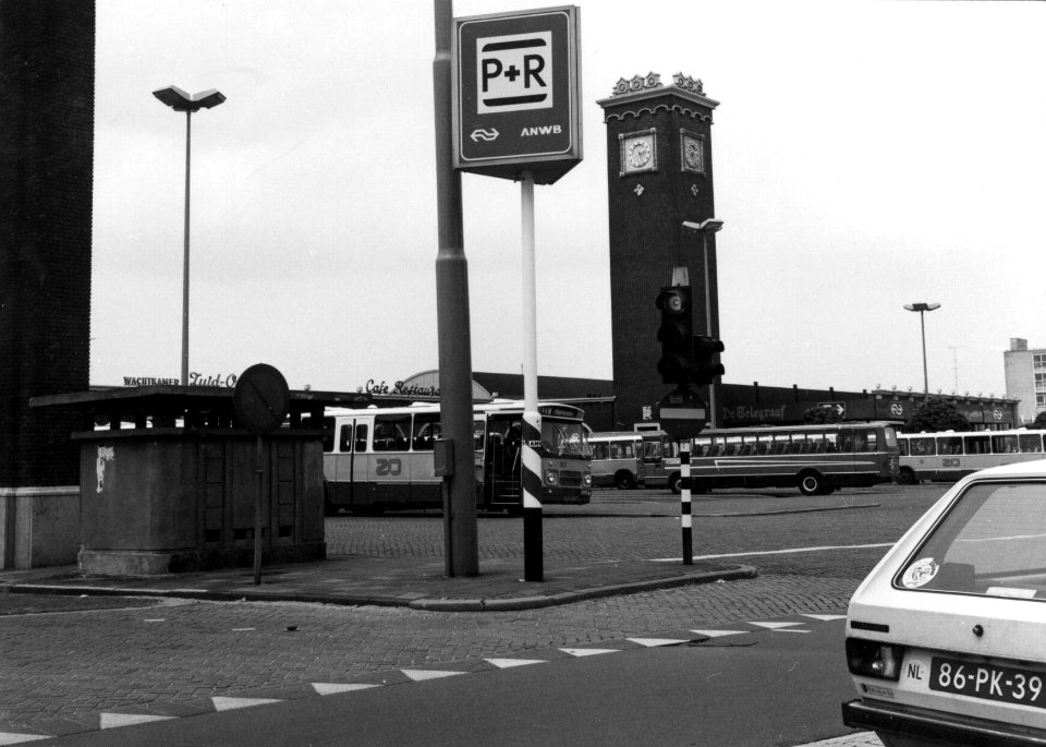 HUA-154554-Gezicht op het NS station Nijmegen te Nijmegen met op de voorgrond het Stationsplein met enkele streekbussen
