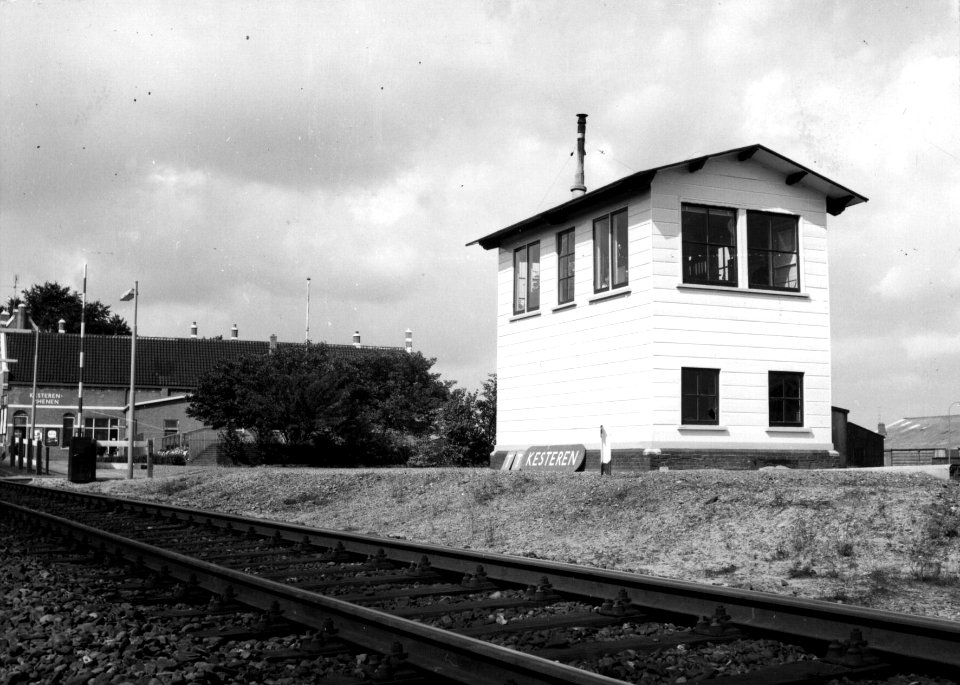 HUA-154717-Afbeelding van het seinhuis bij het N.S.-station Kesteren-Rhenen te Kesteren