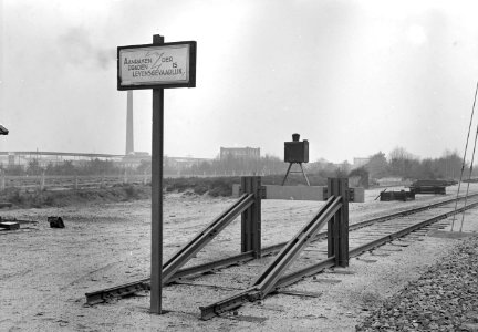 HUA-155279-Afbeelding van een stootjuk type Hercules sr. op het emplacement van het N.S.-station Ede-Wageningen te Ede, met een bord "Aanraken der draden is levensgevaarlijk"