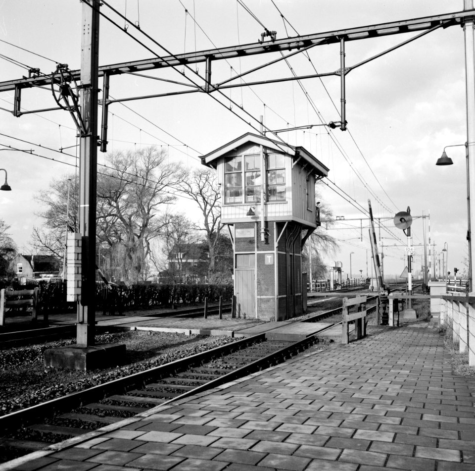 HUA-154693-Afbeelding van het seinhuis Post T bij het N.S.-station Abcoude te Abcoude