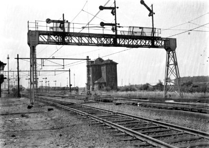 HUA-155274-Gezicht op de seinbrug van de N.S. te Roosendaal