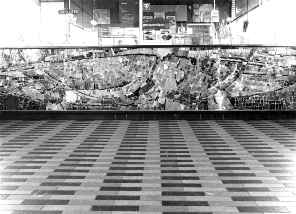 HUA-154064-Afbeelding van het tegeltableau in de loketbalie van het N.S.station Schagen te Schagen
