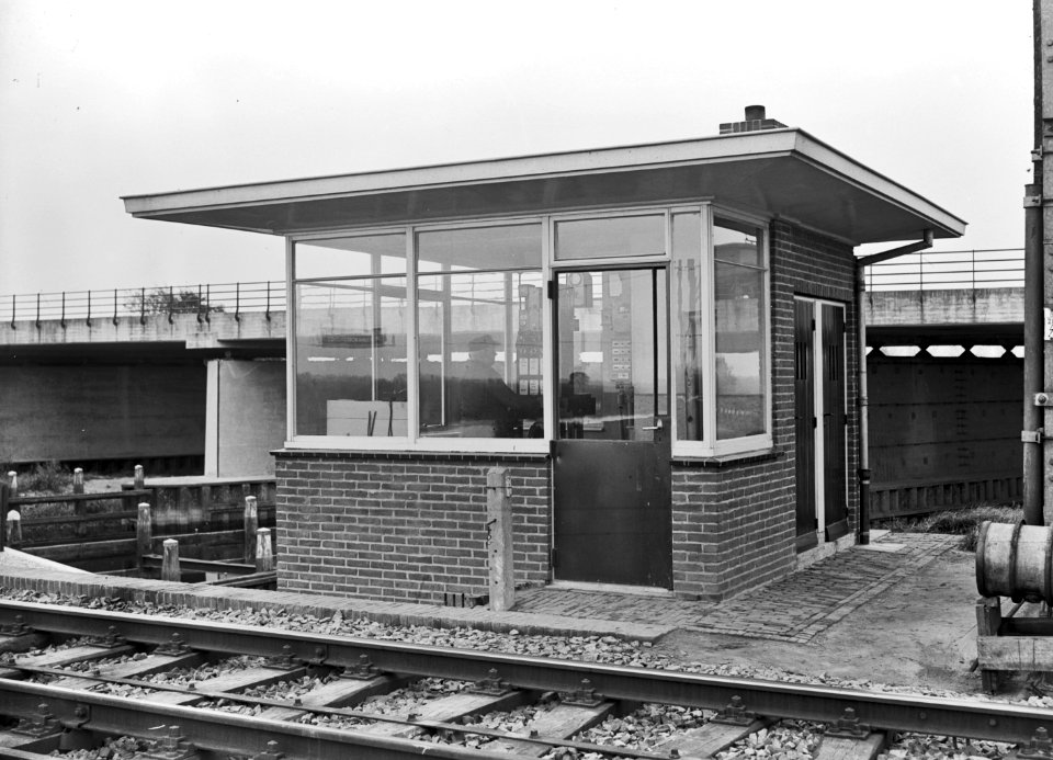 HUA-154722-Gezicht op de brugpost Nieuwe Veerbrug van de N.S. bij de spoorbrug over de Mark aan de spoorlijn Lage Zwaluwe - Breda