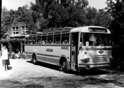 HUA-154189-Afbeelding van een Leyland autobus van de NBM tijdens een dagtocht bij een uitspanning