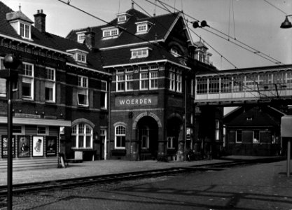 HUA-155880-Gezicht op de perronzijde van het NS station Woerden te Woerden