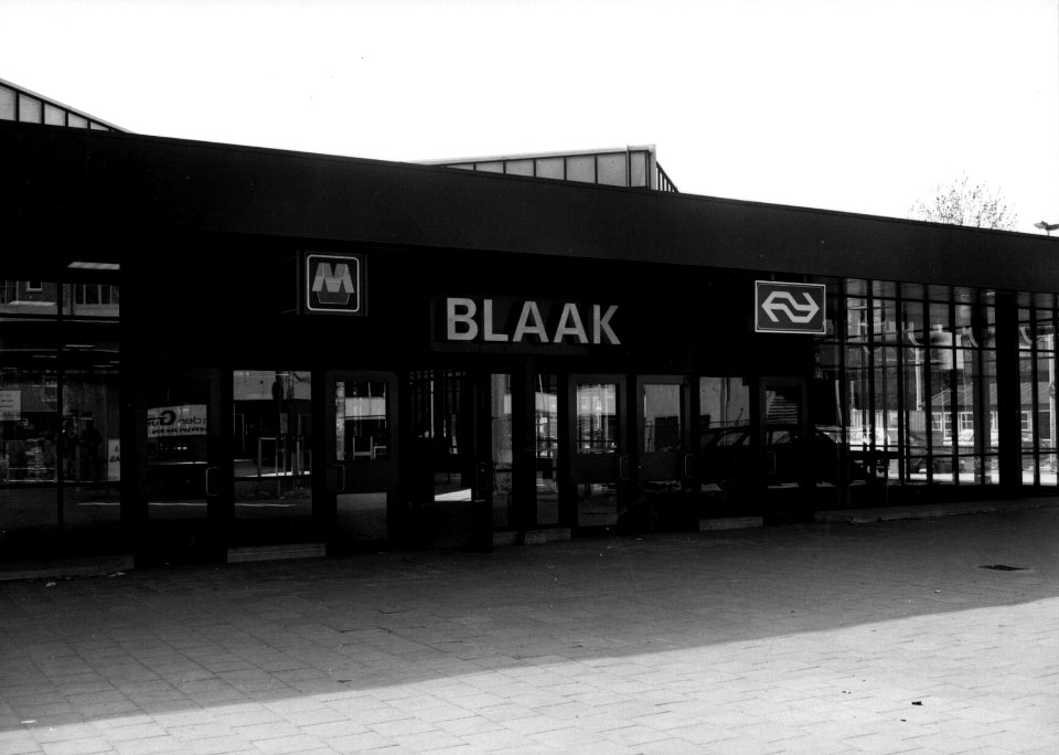 HUA-155990-Gezicht op de gecombineerde ingang van het N.S.-station Rotterdam Blaak en het R.E.T.-metrostation Blaak te Rotterdam