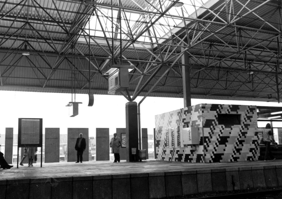 HUA-155919-Gezicht op het perron en de perronkap van het N.S.-station Breda te Breda