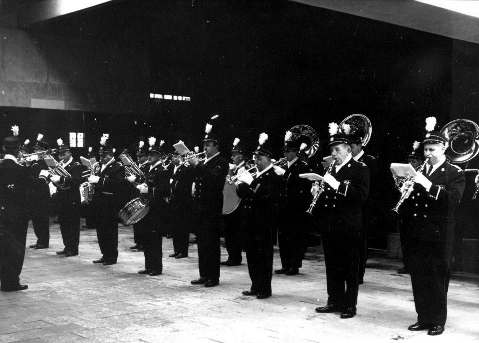 HUA-154489-Afbeelding van het harmonieorkest van de N.S. tijdens de opening van de Traverse van het N.S.-station Utrecht C.S. te Utrecht