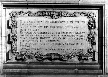 HUA-156055-Afbeelding van een gedicht in cartouche op de luchtbrug tussen de Hoofdgebouwen I en II van de N.S. te Utrecht