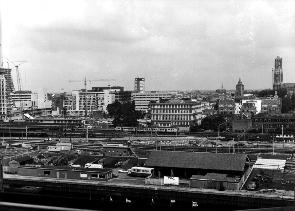 HUA-154527-Gezicht op het emplacement aan de zuidzijde van het N.S.-station Utrecht C.S. te Utrecht vanaf het gebouw van het CVI (Centrum voor Informatieverwerking, Croeselaan 22) met op de achtergrond het winke