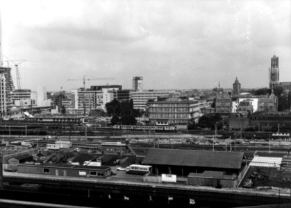 HUA-154527-Gezicht op het emplacement aan de zuidzijde van het N.S.-station Utrecht C.S. te Utrecht vanaf het gebouw van het CVI (Centrum voor Informatieverwerking, Croeselaan 22) met op de achtergrond het winke
