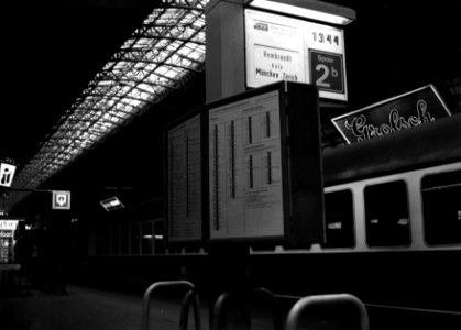 HUA-155851-Afbeelding van een vertrektijdenbord en een CTA-bak (Centrale Treinaanwijzer) op het eerste perron van het N.S.-station Amsterdam C.S. te Amsterdam. Langs het perron staat de T.E.E. "Rembrandt" naar Z