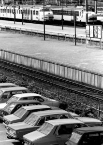 HUA-154531-Gezicht op de perrons van het NS station Amersfoort te Amersfoort met op de voorgrond geparkeerde auto s op de P R parkeerplaats en op de achtergrond 