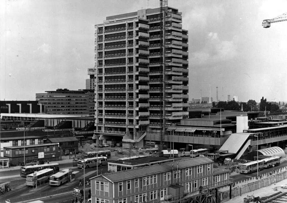 HUA-154528-Gezicht op de Katreinetoren van het N.S.-station Utrecht C.S. te Utrecht aan het Stationsplein
