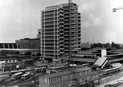 HUA-154528-Gezicht op de Katreinetoren van het N.S.-station Utrecht C.S. te Utrecht aan het Stationsplein