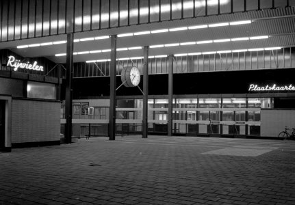 HUA-150098-Interieur van het N.S.-station Amsterdam Sloterdijk te Amsterdam- stationshal bij avond