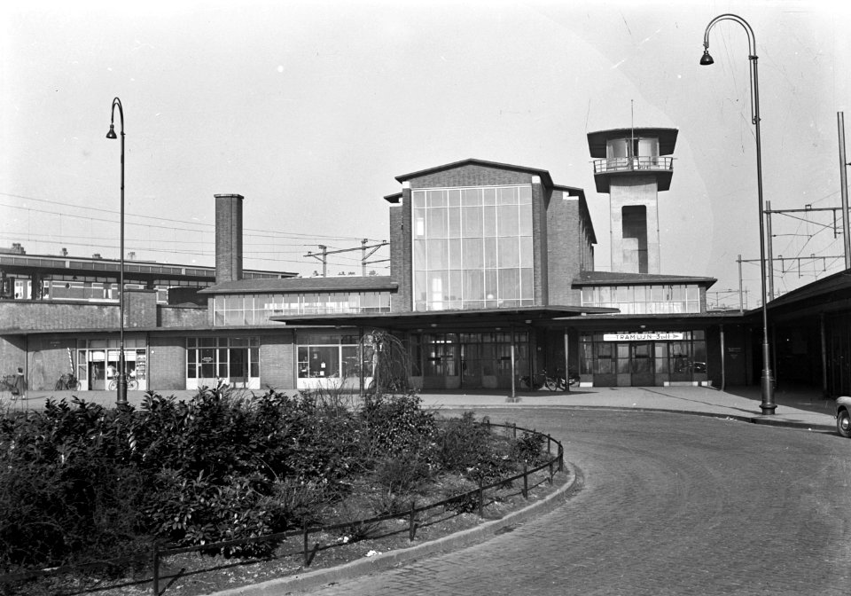 HUA-150097-Gezicht op het N.S.-station Amsterdam Muiderpoort te Amsterdam. Rechts het seinhuis