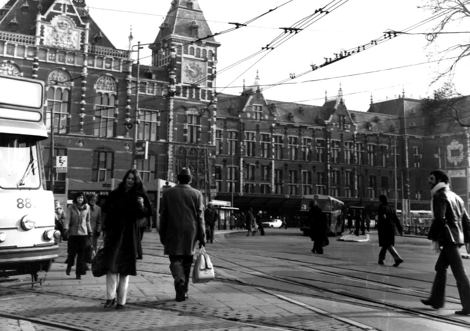 HUA-150091-Gezicht op het N.S.-station Amsterdam C.S. en het Stationsplein te Amsterdam