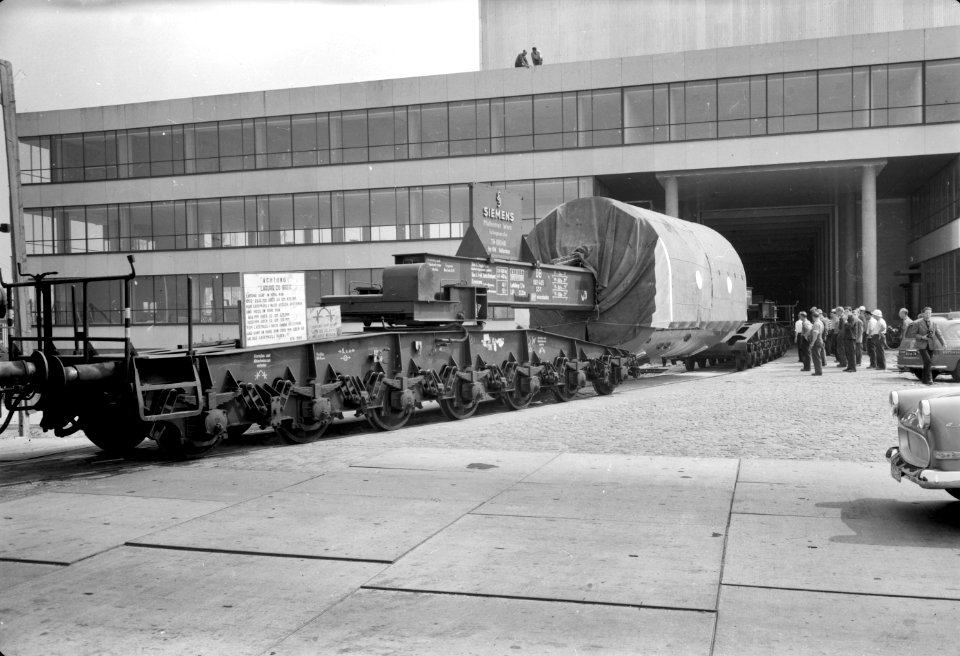 HUA-154081-Afbeelding van het vervoer van een generator van Siemens (Mülheim) bij de Centrale Waalhaven van het G.E.B. te Rotterdam