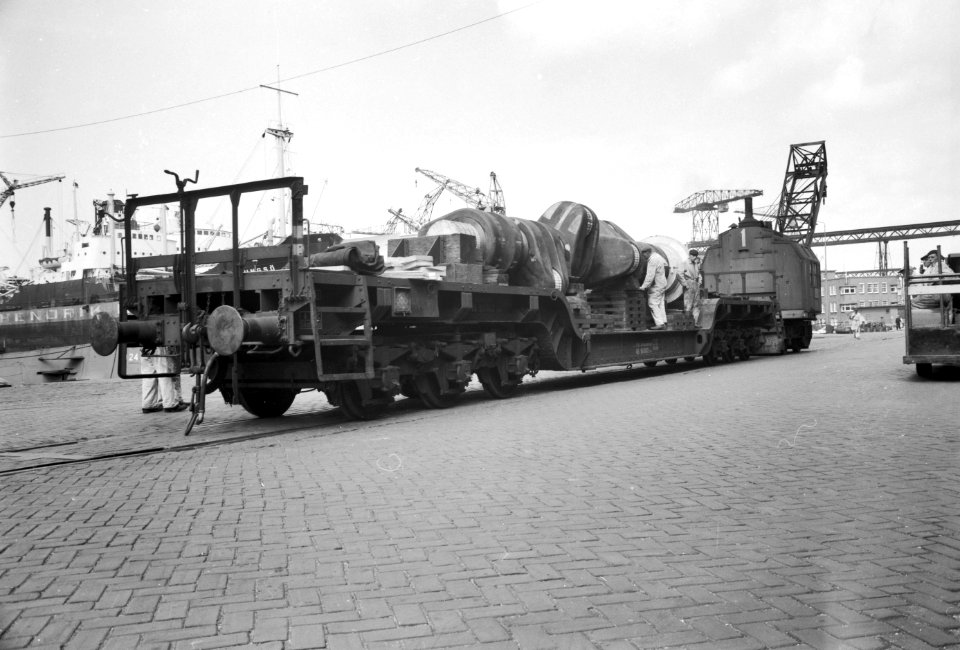 HUA-154083-Afbeelding van het vervoer van een krukas per kuilwagen te Rotterdam