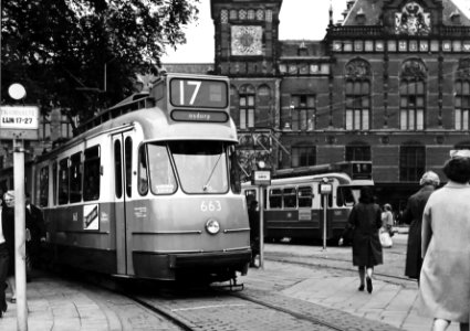 HUA-150074-Afbeelding van een tram bij een tramhalte voor het N.S-station Amsterdam C.S. te Amsterdam photo