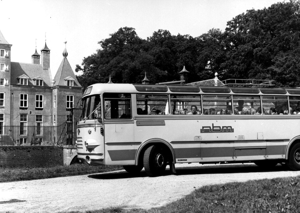 HUA-154185-Afbeelding van een Leyland autobus van de N.B.M. tijdens een dagtocht bij het Kasteel Renswoude te Renswoude