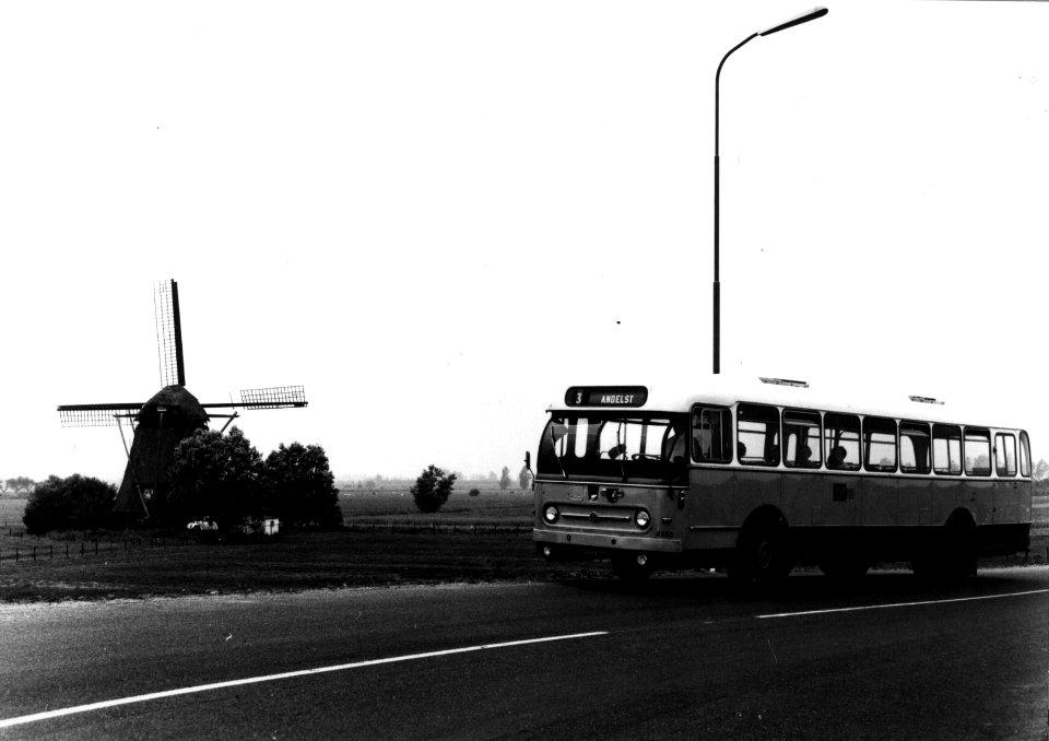 HUA-154179-Afbeelding van de Leyland Werkspoor streekbus nr 4655 van de BSM als lijn 3 van Tiel naar Andelst bij een molen in de Betuwe