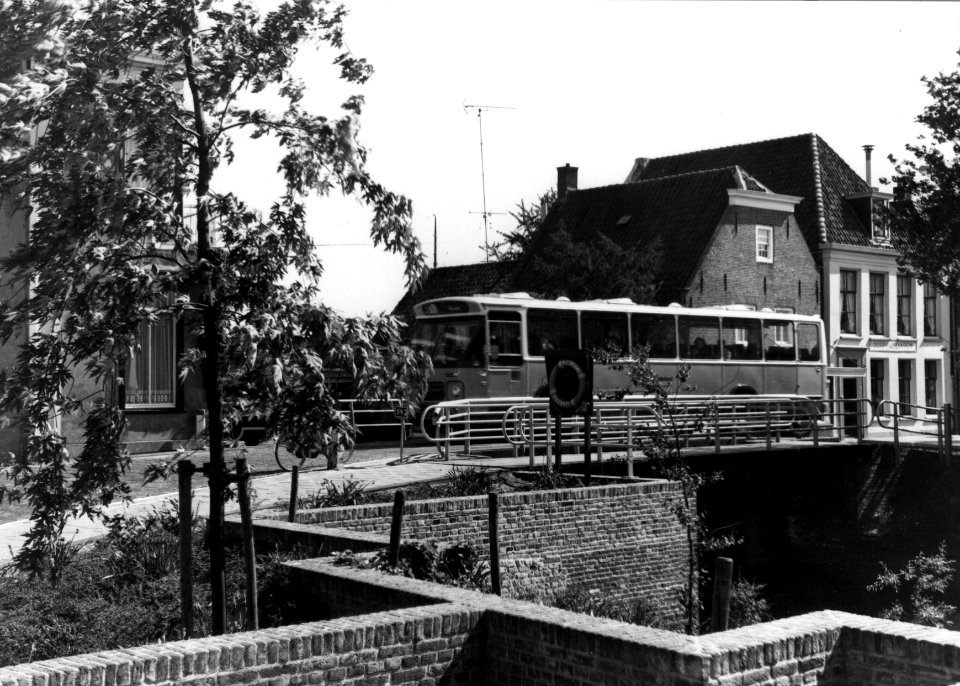 HUA-154167-Afbeelding van een DAF-Den Oudsten streekbus van Westnederland als lijn 5 naar Gouda op de brug over de Oude Rijn te Harmelen