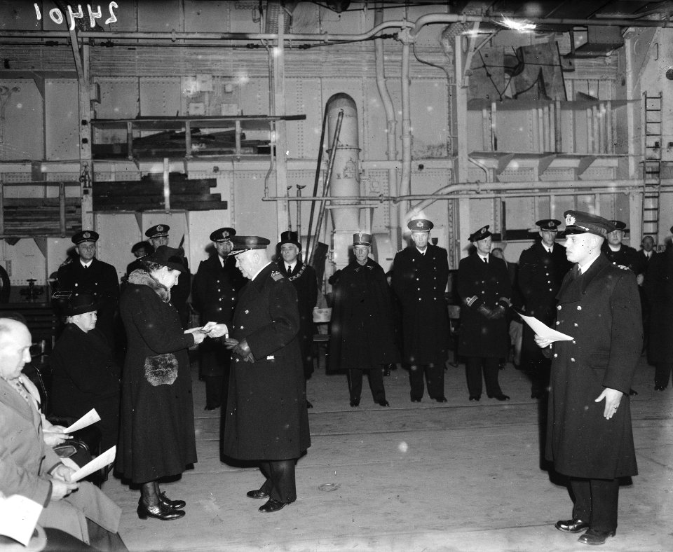 Hr. Ms. Karel Doorman, Maashaven, Rotterdam. Uitreiking posthume onderscheidi…, Bestanddeelnr 902-4401
