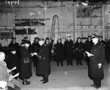 Hr. Ms. Karel Doorman, Maashaven, Rotterdam. Uitreiking posthume onderscheidi…, Bestanddeelnr 902-4401