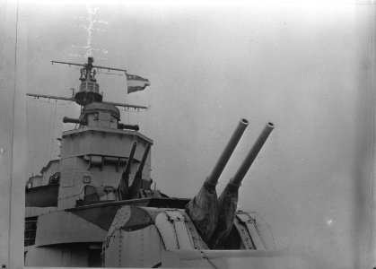 Hr. Ms. Jacob van Heemskerck terug in Groot-Brittannië na operaties in het Ver, Bestanddeelnr 935-0377