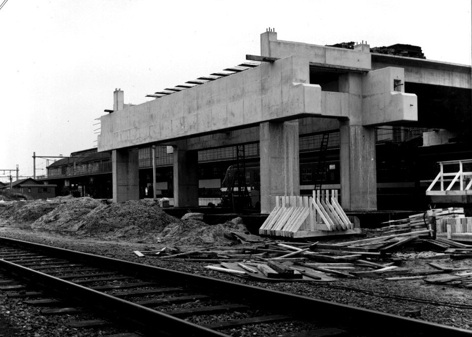 HUA-154426-Gezicht op de in aanbouw zijnde Traverse over de perrons van het NS station Utrecht CS te Utrecht