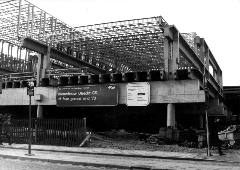 HUA-154467-Gezicht op het in aanbouw zijnde N.S.-station Utrecht C.S. te Utrecht vanaf het Stationsplein