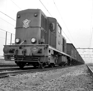 HUA-154298-Afbeelding van de diesel-electrische locomotief nr. 2515 (serie 2400-2500) van de N.S. met een goederentrein te Eindhoven