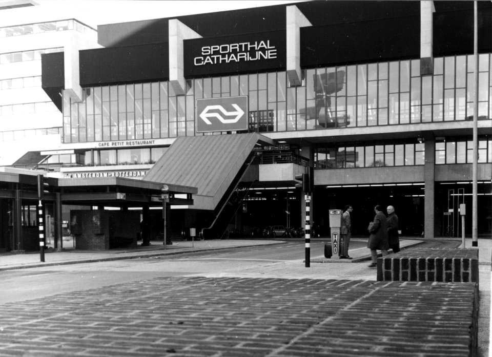 HUA-154522-Gezicht op het Jaarbeursplein te Utrecht vanuit het westen met de ingang van de Traverse naar het N.S.-station Utrecht C.S. en de sporthal Catharijne