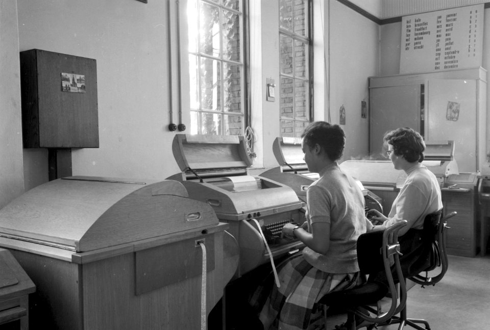 HUA-154361-Afbeelding van het telexbureau in het Hoofdgebouw III (HGB III, Moreelsepark) van de N.S. te Utrecht