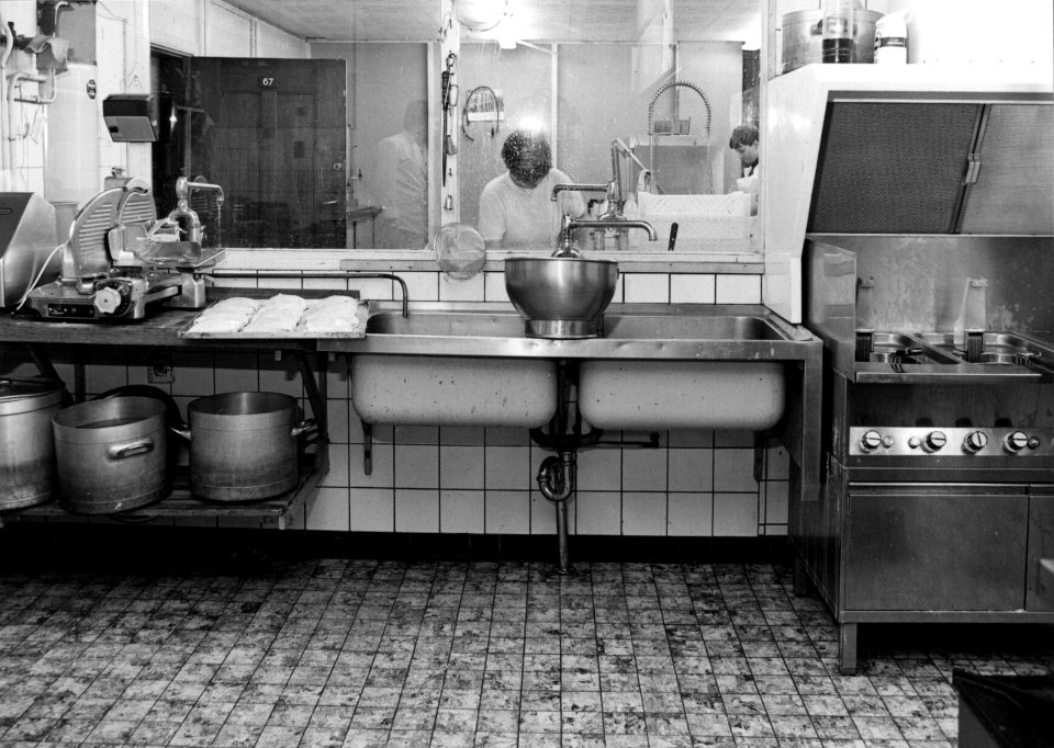 HUA-154399-Interieur van de keuken in het Hoofdgebouw III (HGB III, Moreelsepark) van de N.S. te Utrecht- frituur